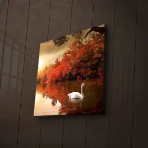 Lägg i varukorgen Canvastavla med LED-belysning 28x28 cm - Svane som simmar i en spegelblanka sjö omgiven av höstfärgade träd Röd / Vit / Orange - Inredning