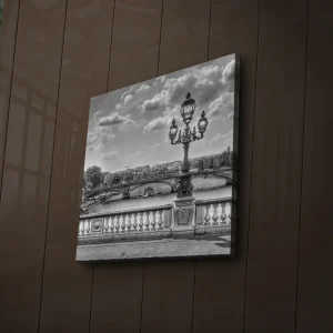 Extra rabatt Canvastavla med LED-belysning 40x40 cm - Svartvit stadsbild med en elegant gatulampa vid en bro Svart / Vitt / Grått - Inredning