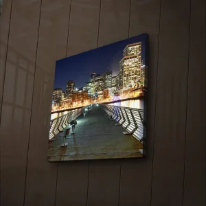 Billigare Canvastavla med LED-belysning 40x40 cm - Stadssilhuett vid natt med ljusreflektioner i vattnet Mörkblå / Grå / Orange - Inredning