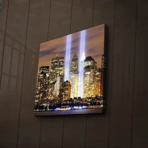 Köp nu Canvastavla med LED-belysning 40x40 cm - Stadslandskap med ljusstrålar som symboliserar minnet av förlorade liv Guld / Blå / Svart - Inredning