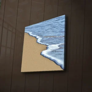 Endast idag Canvastavla med LED-belysning 40x40 cm - Strand med mjuka vågor som möter sanden Blå / Beige - Inredning