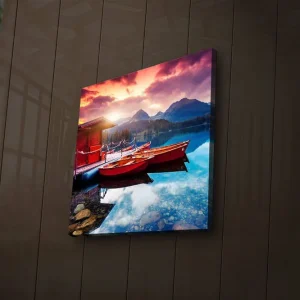 Canvastavla med LED-belysning 40x40 cm - Vacker sjöutsikt med röda båtar vid en brygga och majestätiska berg i bakgrunden Röd / Blå / Lila - Inredning Fynd