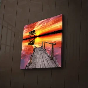 Utförsäljning Canvastavla med LED-belysning 40x40 cm - Vacker solnedgång över en spegelblanka sjö med en träbrygga och en ensam trädtopp Orange / Rosa / Grön - Inredning