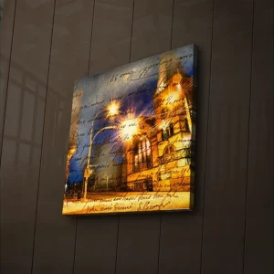 Extra rabatt Canvastavla med LED-belysning 40x40 cm - Stadsscen med gammal byggnad i kvällsljus Guld / Blå / Brun - Inredning