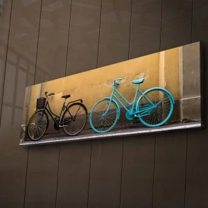 Canvastavla med LED-belysning 30x90 cm - Cyklar i kontrasterande färger mot en gul vägg Svart / Turkos / Gul - Inredning Billigare