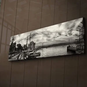 Canvastavla med LED-belysning 30x90 cm - Svartvit panoramavy av en hamn med en moské och båtar Svart / Vit / Grå - Inredning Rabatt