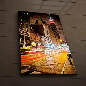 Kundfavorit Canvastavla med LED-belysning 70x45 cm - Livlig stadsbild med rörelse och ljusspel från trafik och byggnader Mörkblå / Orange / Röd - Inredning
