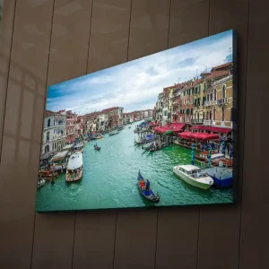 Canvastavla med LED-belysning 45x70 cm - Vacker kanal med färgglada byggnader och båtar i Venedig Grön / Röd / Blå - Inredning Extra rabatt