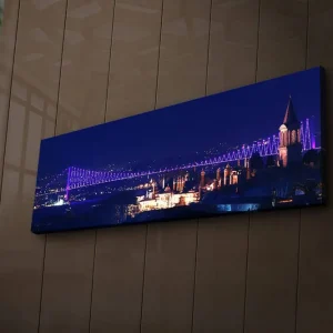 Canvastavla med LED-belysning 30x90 cm - Nattlig stadsbild med en upplyst bro och historiska byggnader Mörkblå / Lila / Vit - Inredning Sänkt pris