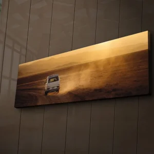 Snabb frakt Canvastavla med LED-belysning 30x90 cm - Färgstark landskapsvy med en bil som kör på en grusväg Guld / Brunt - Inredning