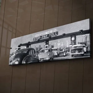 Canvastavla med LED-belysning 30x90 cm - Vintage trafikscen vid en betalstation Svart / Vitt / Grått - Inredning Endast idag