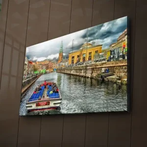 Sänkt pris Canvastavla med LED-belysning 45x70 cm - Båttur längs en stadskanal med färgglada byggnader i bakgrunden Grön / Blå / Gul - Inredning