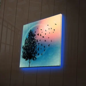 Canvastavla med LED-belysning 40x40 cm - Silhuett av ett träd med svävande fåglar mot en färgglad bakgrund Blå / Rosa / Grön - Inredning I lager