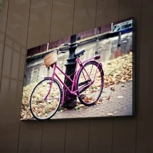 Canvastavla med LED-belysning 45x70 cm - Rosa cykel med korg vid en gatlykta Rosa / Brun / Grå - Inredning Erbjudandepris