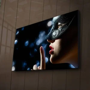 Kampanj Canvastavla med LED-belysning 45x70 cm - Mystisk kvinna med mask som gör tystnadsgest Svart / Hudton / Röd - Inredning