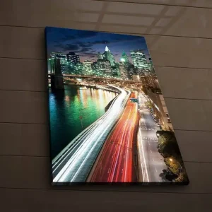 Fynd Canvastavla med LED-belysning 70x45 cm - Stadslandskap med ljusspel från bilar och byggnader vid en bro Grön / Blå / Röd - Inredning