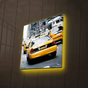 Canvastavla med LED-belysning 40x40 cm - Gula taxibilar på en livlig stadsgata Gul / Svart / Grå - Inredning Nedsatt pris
