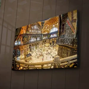 Trygg betalning Canvastavla med LED-belysning 45x70 cm - Storslagen interiör av en historisk byggnad med detaljerad arkitektur och människor i rörelse Guld / Brunt / Blått - Inredning