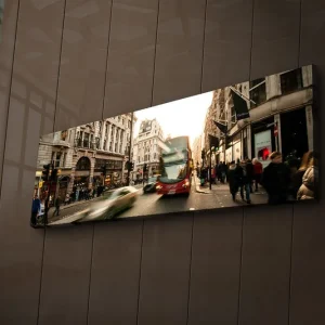 risnedsättning Canvastavla med LED-belysning 30x90 cm - Livlig stadsbild med rörelse och människor på en gata Röd / Beige / Grön - Inredning