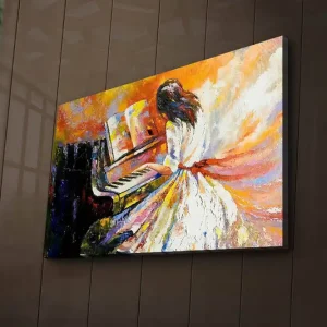 Canvastavla med LED-belysning 45x70 cm - Kvinna i vit klänning som spelar piano med färgstarka, abstrakta bakgrunder Orange / Vit / Svart - Inredning Lågt pris