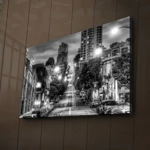 Nedsatt pris Canvastavla med LED-belysning 45x70 cm - Svartvit stadsbild med en brant gata och bilar längs trottoaren Svart / Vitt / Grått - Inredning