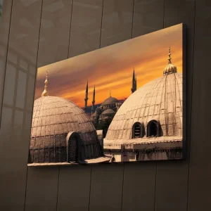 Canvastavla med LED-belysning 45x70 cm - Storslagen vy av moskéer med kupoler och minareter mot en färgsprakande solnedgång Guld / Grå / Orange - Inredning Endast idag