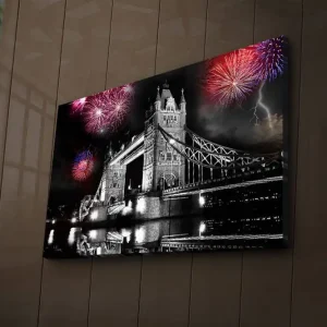 Erbjudande Canvastavla med LED-belysning 45x70 cm - Fyrverkerier över Tower Bridge i svartvitt Svart / Röd / Blå - Inredning
