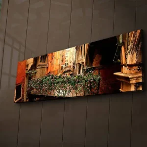 Populär Canvastavla med LED-belysning 30x90 cm - Charmig balkong med blommor i en venetiansk gränd Terrakotta / Grön / Rosa - Inredning