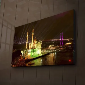 Bästa pris Canvastavla med LED-belysning 45x70 cm - Nattlig stadsbild med en upplyst moské och broar Grön / Lila / Gul - Inredning