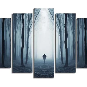 Stor Canvastavla i 5 delar 105x70 cm - Ensam figur som går genom en dimmig skog Mörkblå / Grå / Svart - Inredning Beställ idag