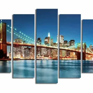 Premium Stor Canvastavla i 5 delar 105x70 cm - Storslagen vy över Brooklyn Bridge med en ljus stadssilhuett i bakgrunden Mörkblå / Guld / Grön - Inredning