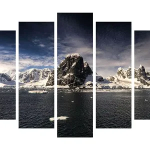 Extra rabatt Stor Canvastavla i 5 delar 105x70 cm - Imponerande fjälllandskap med snöklädda toppar och spegelblanka vattenytor Vit / Mörkblå / Grå - Inredning