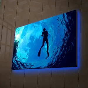 Canvastavla med LED-belysning 45x70 cm - Silhuett av en dykare i klart blått vatten Mörkblå / Ljusblå - Inredning Utförsäljning