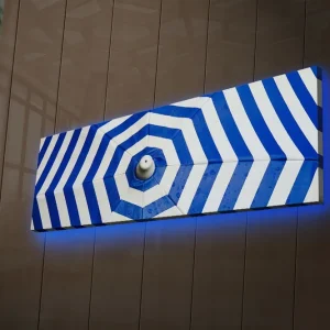 Canvastavla med LED-belysning 30x90 cm - Abstrakt komposition med blå och vita ränder Blå / Vit - Inredning Lägg i varukorgen