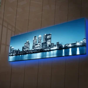 Sista chansen Canvastavla med LED-belysning 30x90 cm - Stadssilhuett med moderna skyskrapor vid en vattenkant Blå / Svart / Vit - Inredning