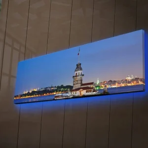 Canvastavla med LED-belysning 30x90 cm - Utsikt över en historisk fyr vid havet i skymningstimmen Blå / Vit / Grå - Inredning Sista chansen