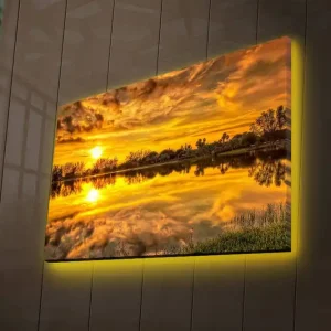 Canvastavla med LED-belysning 45x70 cm - Solnedgång över en spegelblanka sjö med omgivande träd och grönska Guld / Orange / Grön - Inredning Kampanjpris