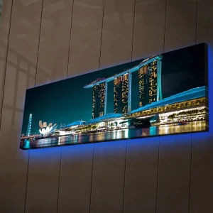 Canvastavla med LED-belysning 30x90 cm - Modern stadslandskap med futuristiska byggnader vid vattenytan Mörkblå / Ljusblå / Vit - Inredning Nyhet