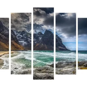 Stor Canvastavla i 5 delar 105x70 cm - Dramatiska fjäll med hav och strand Mörkgrå / Turkos / Beige - Inredning Premium