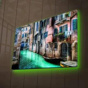 Canvastavla med LED-belysning 45x70 cm - Vacker kanal med historiska byggnader och båtar i en pittoresk miljö Grön / Rosa / Blå - Inredning Kundfavorit