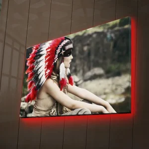 Canvastavla med LED-belysning 45x70 cm - Porträtt av en kvinna med traditionell indianhuvudbonad Röd / Svart / Vit - Inredning Fri frakt