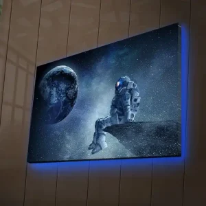 Canvastavla med LED-belysning 45x70 cm - Astronaut som sitter på en klippa och blickar ut mot jorden i rymden Mörkblå / Grå / Vit - Inredning Expressleverans