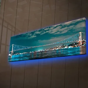 Kundfavorit Canvastavla med LED-belysning 30x90 cm - Bro över en stilla vattenyta med stadsljus i bakgrunden Mörkblå / Turkos / Ljusgrön - Inredning