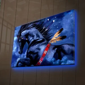 Canvastavla med LED-belysning 45x70 cm - Stolt svart häst med fjädrar i en drömlik nattmiljö Svart / Blå / Brun - Inredning Rabatter