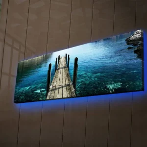 Canvastavla med LED-belysning 30x90 cm - Brygga som sträcker sig ut över klart vatten Blå / Grön / Brun - Inredning Kampanj