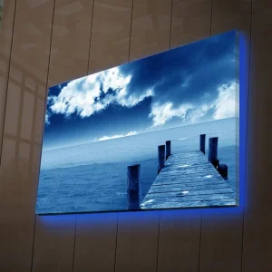 Canvastavla med LED-belysning 45x70 cm - Stilleben av en brygga som sträcker sig ut över ett blått hav under en dramatisk himmel Blå / Grå / Vit - Inredning Snabb frakt