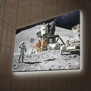 Billigare Canvastavla med LED-belysning 45x70 cm - Astronaut på månyta med månlandare och amerikansk flagga Grå / Svart / Guld - Inredning