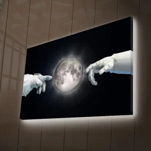 Canvastavla med LED-belysning 45x70 cm - Futuristisk tolkning av Michelangelos skapelse med händer som sträcker sig mot månen Svart / Vit / Grå - Inredning Handla nu
