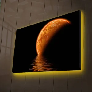 Populärt val Canvastavla med LED-belysning 45x70 cm - Glödande planet som speglas i en mörk vattenyta Orange / Svart - Inredning