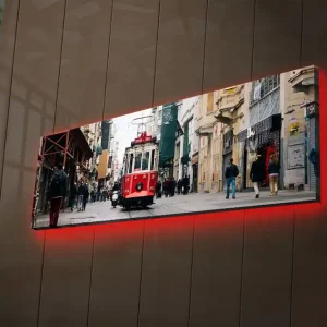 Canvastavla med LED-belysning 30x90 cm - Spårvagn som rör sig genom en livlig stadsgata Röd / Grå / Beige - Inredning Rabatt